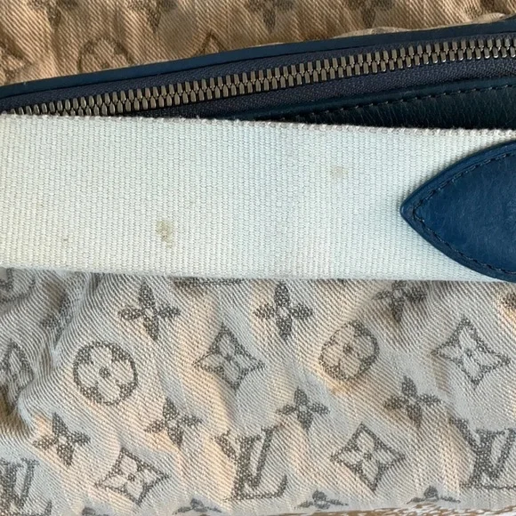 Louis Vuitton Cream and Blue Crossbody Bag with Signature Monogram - Picture 9 of 16